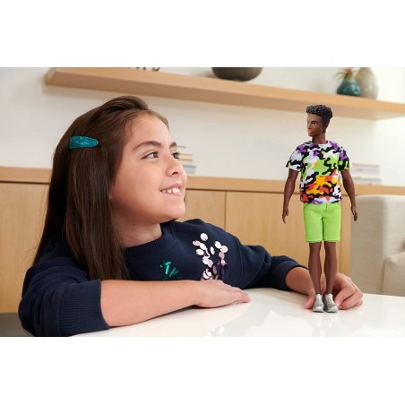 Barbie GBV23 Ken Fashionistas n. 183 Ken etnico con Vestiti alla Moda Capelli Ricci Scolpiti