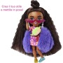 Mattel HGP63 Barbie Extra Minis Mini Bambola Articolata con Vestito Rosa e Rosso, Pelliccia Viola e Morbidi Capelli Ricci