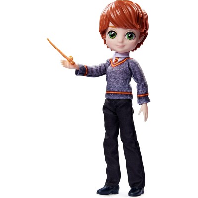 SpinMaster 6064900 Wizarding World Bambola articolata di Ronald Weasley da 20cm Bacchetta e divisa di Hogwarts