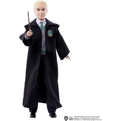 Mattel HMF35 Harry Potter - Draco Malfoy con uniforme di Hogwarts Casa Serpeverde e la sua bacchetta