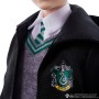 Mattel HMF35 Harry Potter - Draco Malfoy con uniforme di Hogwarts Casa Serpeverde e la sua bacchetta