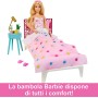 Mattel HPT55 Barbie Set Camera da letto con bambola in pigiama rosa e oltre 20+ accessori