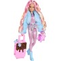 Mattel HPB16 Barbie Extra Fly Barbie viaggiatrice con look a tema neve tuta rosa e cappotto alla moda