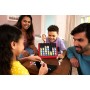 Mattel HPF82 UNO Quattro Combina l'abilità di abbinare il colore o il numero alla sfida di posizionare quattro tessere in fila