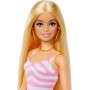 Mattel HPL73 Barbie bionda con costume da bagno rosa e bianco, pareo a pois e tanti accessori da spiaggia