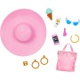 Mattel HPL73 Barbie bionda con costume da bagno rosa e bianco, pareo a pois e tanti accessori da spiaggia