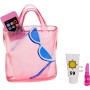 Mattel HPL73 Barbie bionda con costume da bagno rosa e bianco, pareo a pois e tanti accessori da spiaggia