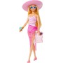 Mattel HPL73 Barbie bionda con costume da bagno rosa e bianco, pareo a pois e tanti accessori da spiaggia