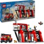 LEGO City 60414 Caserma dei Pompieri e Autopompa Stazione con Camion d'Emergenza 6 Minifigure Cane e Accessori