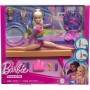 Mattel HRG52 Barbie Ginnastica Artistica con tuta per il riscaldamento, fermo a C per le acrobazie e tanti accessori