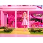 Mattel HPJ96 Barbie The Movie Margot Robbie con abito vintage a quadretti rosa e bianco e collana con margherite