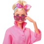 Mattel HRF29 Barbie The Movie Margot Robbie con Tuta Pink power Occhiali da Sole e Fascia per Capelli