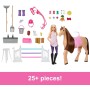 Mattel HXJ44 Barbie Playset Stalla con bambola e cavallo 6 aree di gioco e 25 accessori inclusi