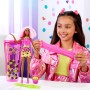 Mattel HTJ20 Barbie Pop Reveal Serie Bubble Tea Berry Bliss profumata con cucciolo e 8 accessori a sorpresa