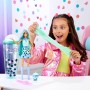 Mattel HTJ21 Barbie Pop Reveal Serie Bubble Tea Green Tea profumata cambia colore con cucciolo e 8 accessori a sorpresa