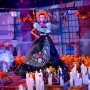 Mattel HRM72 Barbie Signature Día De los Muertos 2024 in abito nero e top con volant blu e accessori colorati