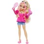 Mattel HYC21 Barbie Dream Besties Barbie "Malibu" snodata con capelli biondi ondulati e 11 accessori