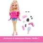 Mattel HYC21 Barbie Dream Besties Barbie "Malibu" snodata con capelli biondi ondulati e 11 accessori