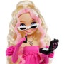 Mattel HYC21 Barbie Dream Besties Barbie "Malibu" snodata con capelli biondi ondulati e 11 accessori