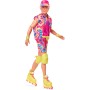 Mattel JBJ51 Barbie The Movie Ken Roller Skate con outfit da pattinatore anni '90 e pattini in linea