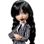Mattel HXJ04 Monster High Mercoledì Addams in uniforme Nevermore Academy con Mano zaino e piedistallo