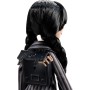 Mattel HXJ04 Monster High Mercoledì Addams in uniforme Nevermore Academy con Mano zaino e piedistallo