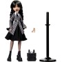 Mattel HXJ04 Monster High Mercoledì Addams in uniforme Nevermore Academy con Mano zaino e piedistallo