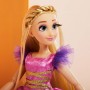 Hasbro F1247  Disney Princess Style - Rapunzel inabito viola lussureggiante con un corpetto incrociato e spalle a sbuffo