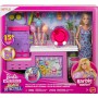 Mattel JFV67 Barbie Mysteries: Beach Detectives - Malibu e chiosco dello zucchero filato e 20 accessori inclusi