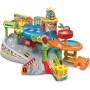 VTech 512707 Vroom Vroom Go Il Mio Primo Garage Interattivo Garage Parlante con Veicolo per Rimorchio e 9 Zone Magiche