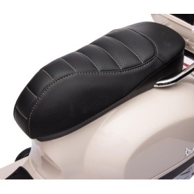 Sedile di Ricambio Vespa GTS Super Rivestito in Pelle Colore Nero Sedile di Ricambio Vespa GTS Super Rivestito in Pelle Colore Nero