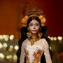 Mattel JBJ05 Barbie Signature Día De los Muertos 2025 in abito color crema con calendule e nastri corona di fiori