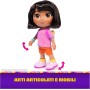 SpinMaster 6073359 Dora l'Esploratrice - Dora canta ed esplora con musica effetti sonori frasi bilingue abiti e accessori