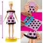Hasbro G1356 Play-Doh Sfilata di Moda Designer di Barbie con Barbie snodata per creare acconciature e vestiti