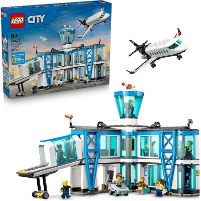 LEGO City 60502 Aeroporto con Aereo in Miniatura con Terminal Aeroplano Rimorchiatore Ponte 9 Minifigure e Accessori