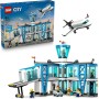 LEGO City 60502 Aeroporto con Aereo in Miniatura con Terminal Aeroplano Rimorchiatore Ponte 9 Minifigure e Accessori