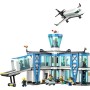 LEGO City 60502 Aeroporto con Aereo in Miniatura con Terminal Aeroplano Rimorchiatore Ponte 9 Minifigure e Accessori