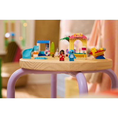 Lego Disney 43280 Divertimento in spiaggia con Lilo e Stitch con 2 Negozi Giostra a Forma di Astronave e 2 Minifigure