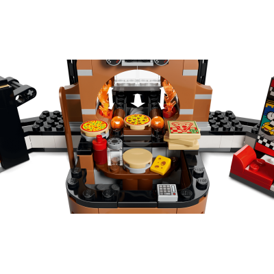 Lego City 60496 Centro di consegna pizze con veicoli Include Macchina Scooter Drone Cabinato Arcade e 4 Minifigure