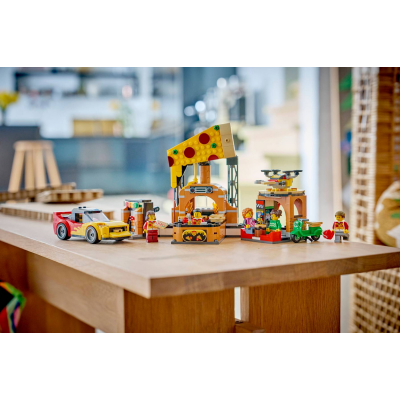 Lego City 60496 Centro di consegna pizze con veicoli Include Macchina Scooter Drone Cabinato Arcade e 4 Minifigure
