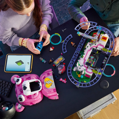 Lego Fortnite 77082 Tana Strana con Modello di Parco Giochi e 6 Minifigure