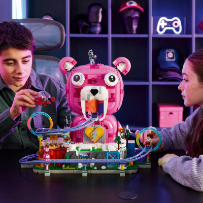 Lego Fortnite 77082 Tana Strana con Modello di Parco Giochi e 6 Minifigure