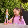 Mattel JMJ44 Barbie - Cucciolo sui pattini bambola dai capelli biondi e cucciolo guinzaglio e pattini coordinati